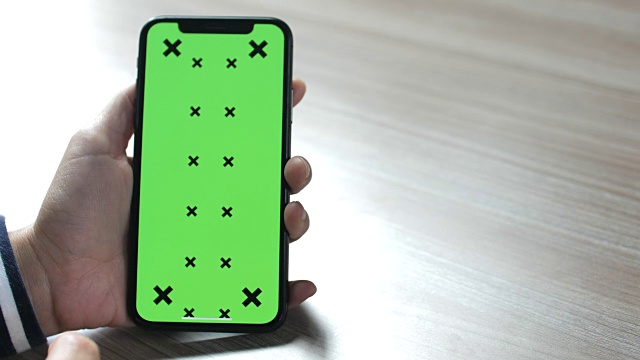 近距离女性持有空白智能手机与绿色视频素材