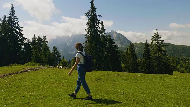 奥地利萨尔茨堡，一名年轻女子徒步登山视频素材