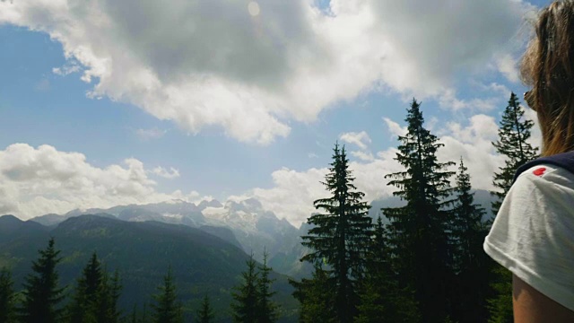 奥地利萨尔茨堡，一名年轻女子徒步登山视频素材