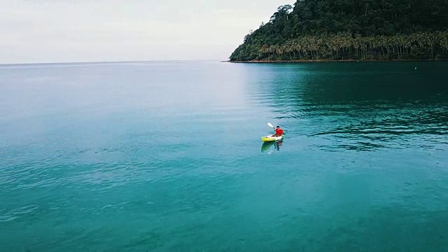 鸟瞰图的游客皮划艇在海上。泰国。视频素材