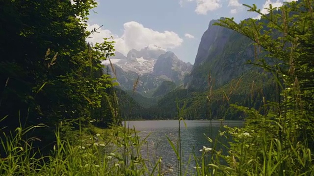 奥地利戈索泽，摄影小车拍摄美丽的山湖景观视频素材