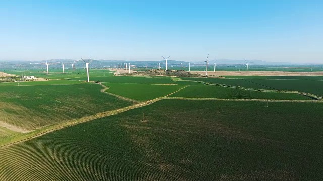 在农村，一排排的现代风力涡轮机发电清洁和可再生能源。4 k视频素材