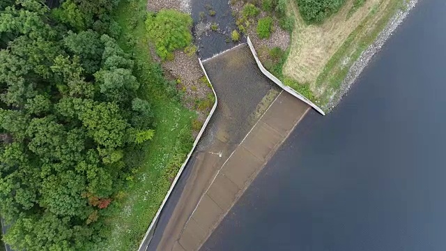 从水库大坝溢出，鸟瞰图视频素材