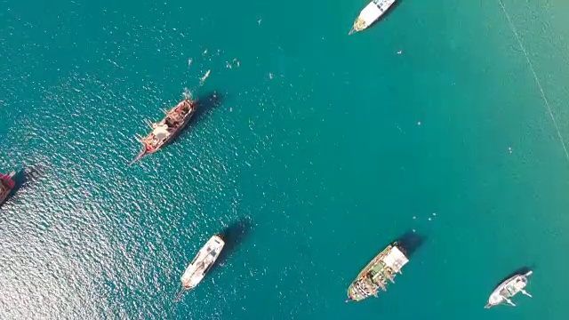 停泊在海湾的游艇视频素材