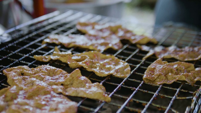 把鸡块串在烤架上烤，然后熏制视频素材