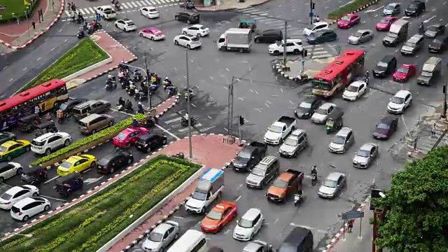 鸟瞰图繁忙的交通和行人在曼谷城市的十字路口。时间流逝运动视频素材