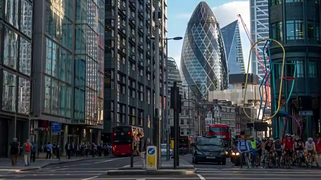 慢镜头:英国伦敦市中心利物浦大街上的通勤人群视频素材