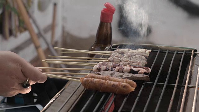 泰国街头小吃烤架上的烤猪肉。视频素材