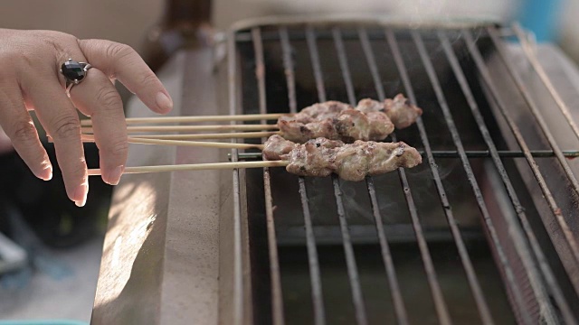 泰国街头小吃烤架上的烤猪肉。视频素材