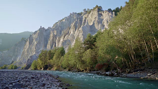 夏天，莱茵河在Ruinaulta峡谷视频素材