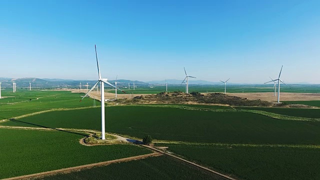 在农村，一排排的现代风力涡轮机发电清洁和可再生能源。4 k视频素材