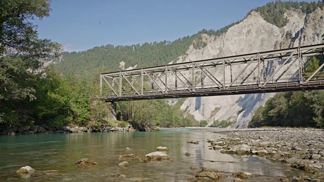 夏天，莱茵河在Ruinaulta峡谷视频素材