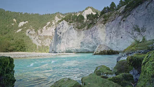 夏天，莱茵河在Ruinaulta峡谷视频素材