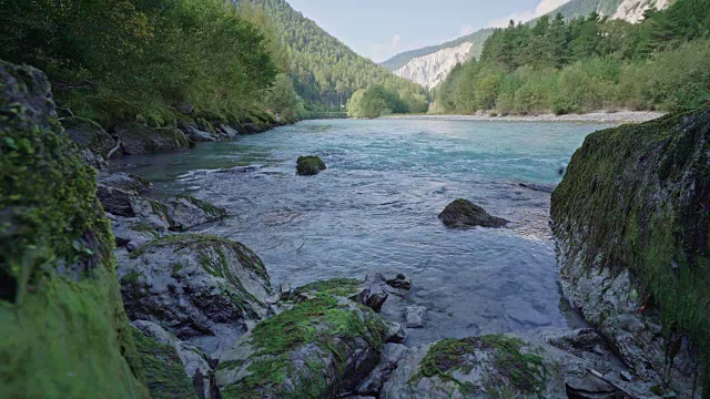 夏天，莱茵河在Ruinaulta峡谷视频素材