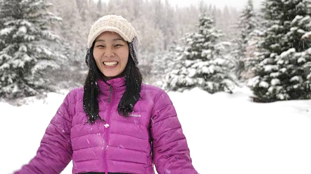 亚洲女人在相机里扔雪球视频素材