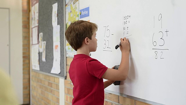 小学生解数学题视频素材