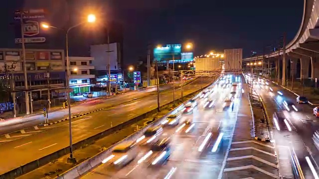 T/L PAN多彩的夜间交通在曼谷河大桥附近，泰国视频素材