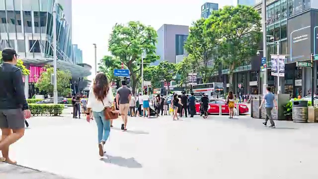 人们走在乌节路上，繁忙的乌节路上视频素材