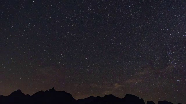 恒星星系移动剪影山，Doi Luang Chiang道，延时视频视频素材