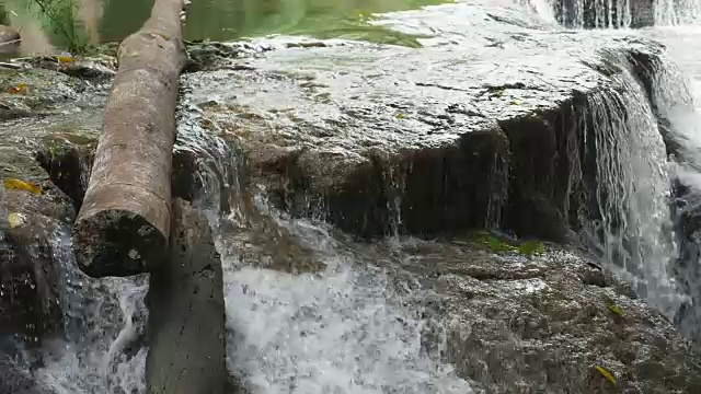 特写瀑布和树桩的新鲜溪流，超级慢动作视频素材