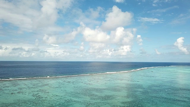 无人机拍摄的法国波利尼西亚热带岛屿和堡礁。视频素材