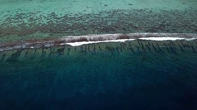 无人机拍摄的法国波利尼西亚热带岛屿和堡礁。视频素材