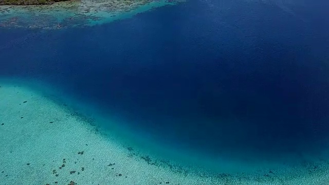 无人机拍摄的法国波利尼西亚热带岛屿和堡礁。视频素材