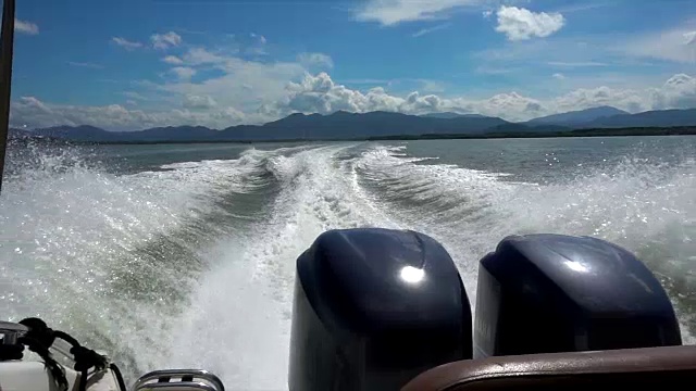 快艇引起的海浪。视频素材