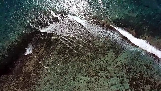 无人机拍摄的法国波利尼西亚热带岛屿和堡礁。视频素材