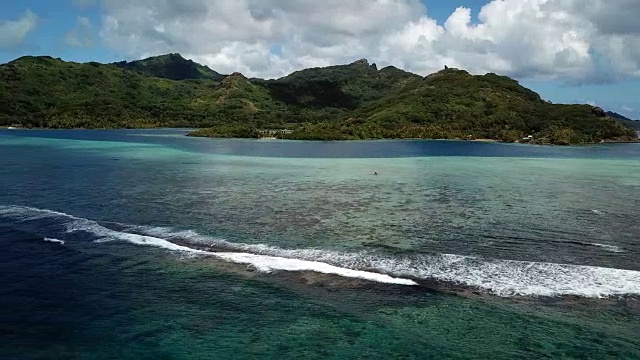 无人机拍摄的法国波利尼西亚热带岛屿和堡礁。视频素材