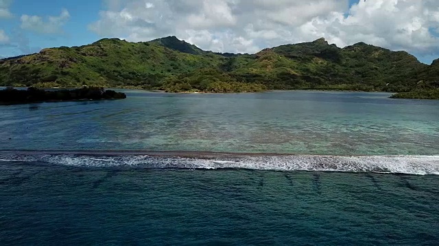 无人机拍摄的法国波利尼西亚热带岛屿和堡礁。视频素材