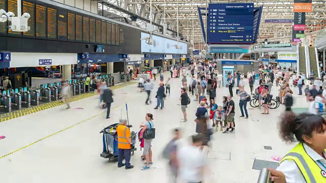 英国伦敦滑铁卢火车站售票大厅内的人群视频素材