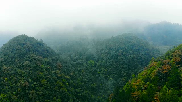 航拍的山与雾视频素材