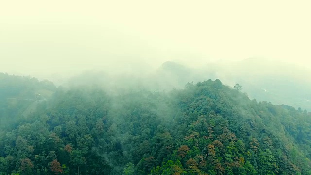 航拍的山与雾视频素材