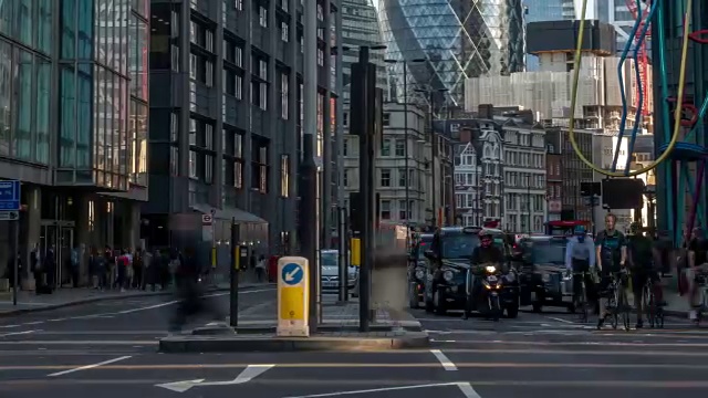 慢镜头:英国伦敦市中心利物浦大街上的通勤人群视频素材