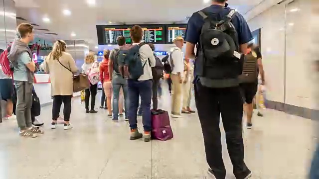 时间间隔:土耳其伊斯坦布尔出境和中转区域的旅客人群视频素材