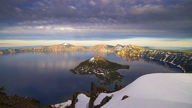 火山口湖移动云和月亮升起的时间流逝镜头视频素材