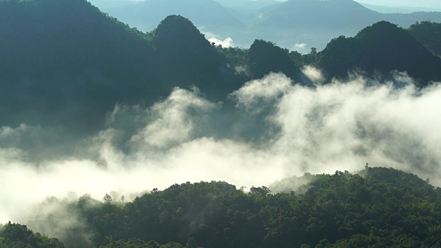 4K:绿色山谷的航拍视频素材