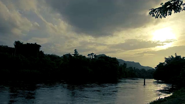 美丽的海滨景观与戏剧性的日出天空4K分辨率的海洋景观。视频素材