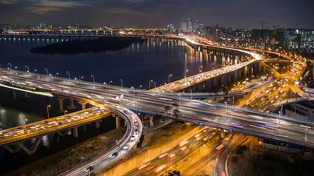 首尔汉江边的麻浦大桥和江边本诺公路上的交通夜景视频素材