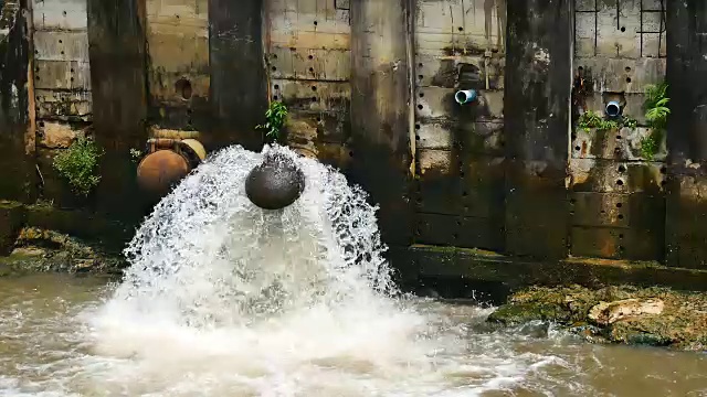 一场大雨过后，这座大城市的下水道系统通过排水门将污水排入运河，以防止洪水和保护环境。视频素材