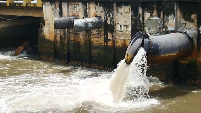 一场大雨过后，这座大城市的下水道系统通过排水门将污水排入运河，以防止洪水和保护环境。视频素材