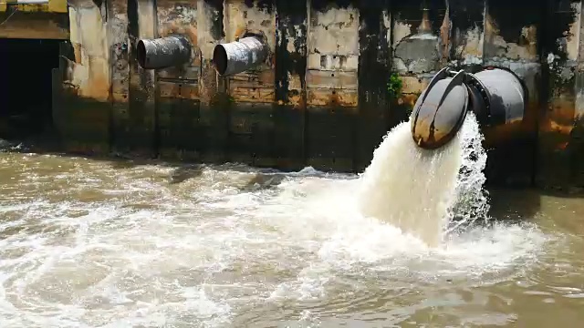 一场大雨过后，这座大城市的下水道系统通过排水门将污水排入运河，以防止洪水和保护环境。视频素材