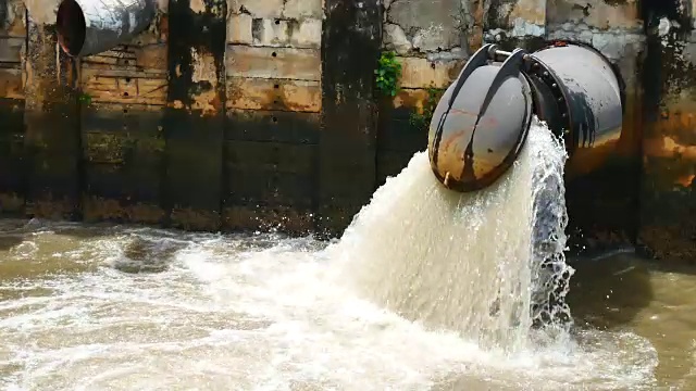 一场大雨过后，这座大城市的下水道系统通过排水门将污水排入运河，以防止洪水和保护环境。视频素材