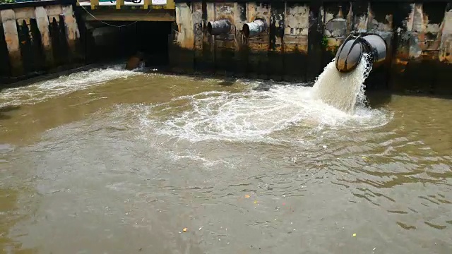 一场大雨过后，这座大城市的下水道系统通过排水门将污水排入运河，以防止洪水和保护环境。视频素材