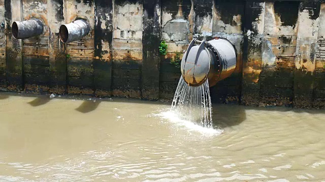 一场大雨过后，这座大城市的下水道系统通过排水门将污水排入运河，以防止洪水和保护环境。视频素材