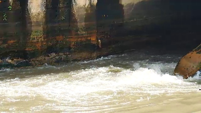 一场大雨过后，大城市的下水道系统通过污水处理通过排水门排入运河，以防止洪水和保护环境。视频素材