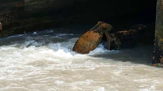 一场大雨过后，这座大城市的下水道系统通过排水门将污水排入运河，以防止洪水和保护环境。视频素材