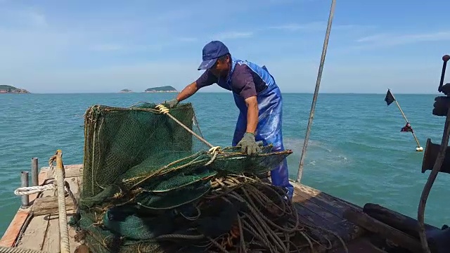 渔民将渔网放入海中/中国福建视频素材