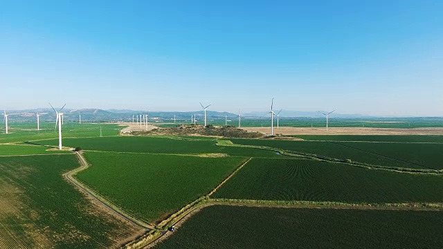 在农村，一排排的现代风力涡轮机发电清洁和可再生能源。4 k视频素材